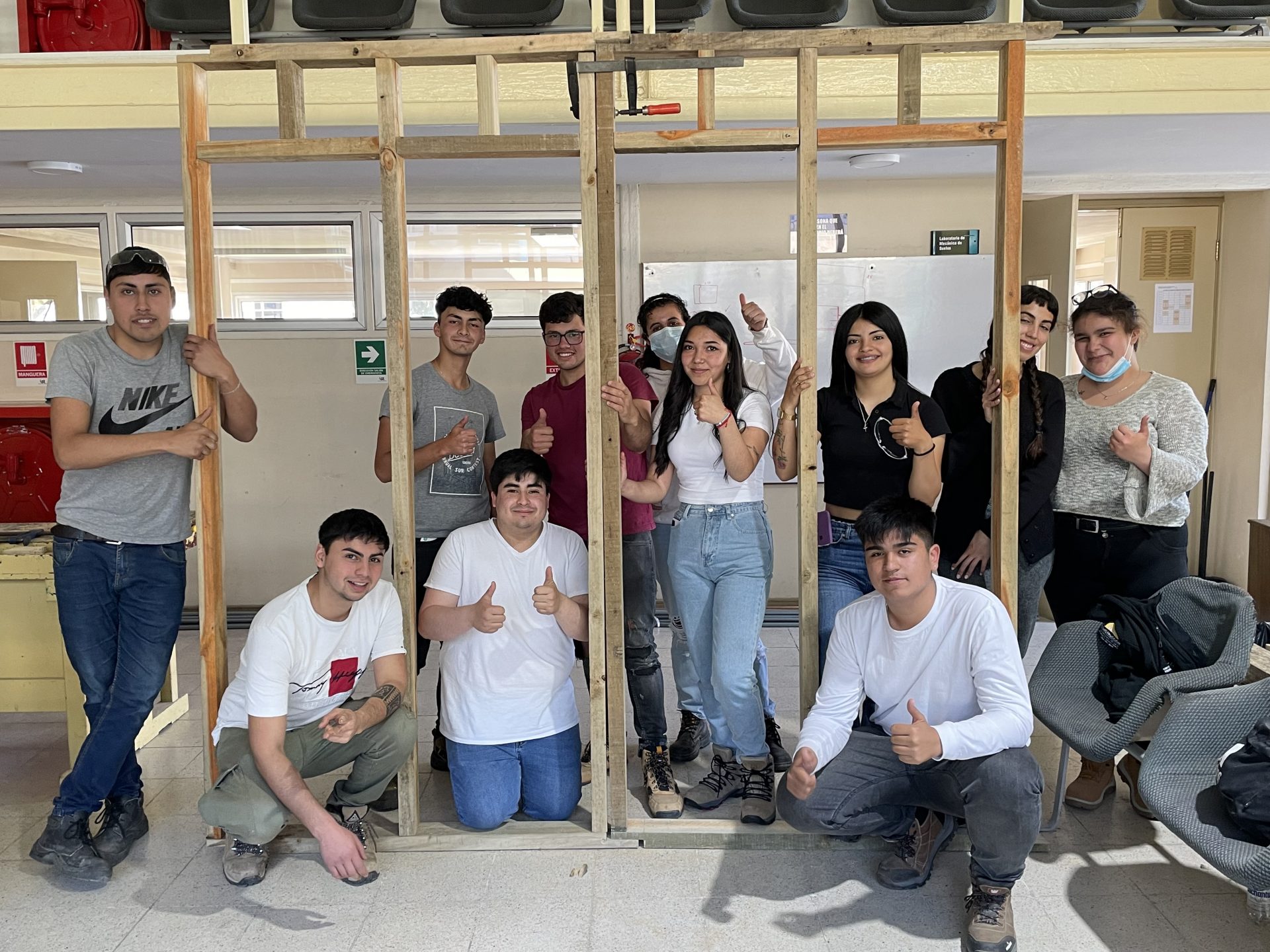 Estudiantes de TU en Construcción colaboran en la habilitación de proyecto USM Bee Lab